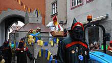 Seit 666 Jahren wird in Meersburg Fasnet gefeiert. Hier die Symbolfigur der Narrenzunft, der Schnabelgiere, mit seinen schwarzen Dominos ...