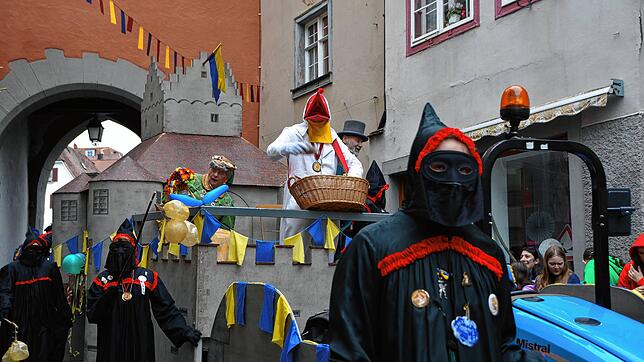 Vor dem Narrenbaumsetzen organisiert die Schnabelgierezunft – hier ihr Wahrzeichen, der Schnabelgiere mit seinen schwarzen Dominos – ...