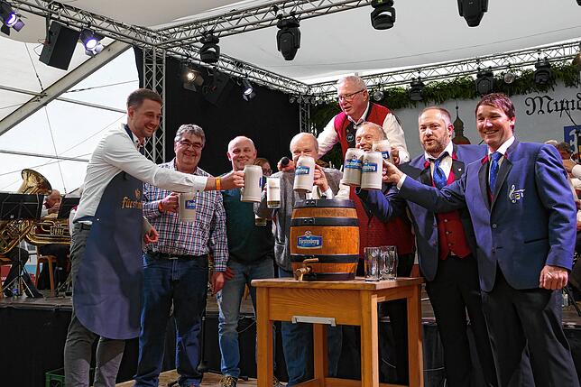 Bild 29: Was für eine Fete! Musikkapelle Mundelfingen versetzt das Publikum zum Jubiläumsstart in Feierlaune