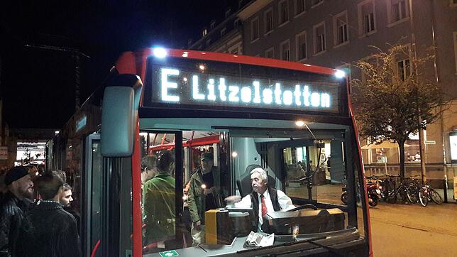 Busfahrer Rudolf Eggenhofer lobt die Menschen, die er nachts nach Hause fährt. &bdquo;Der Prozentsatz derjenigen, die komplett besoffen ...