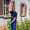 Gerret Dreher kontrolliert die Qualität des Hopfens im kleinen Garten vor der Brauerei.