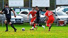 Der FC Pfaffenweiler (Lars Rohrer, am Ball, Christoph Wasser, links) setzte sich gegen den TuS Bonndorf (Jannik Thurau und Abel Kujovic) ...