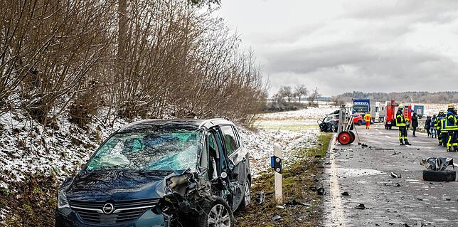 Der Fahrer dieses Wagens war in seinem Auto eingeklemmt worden.