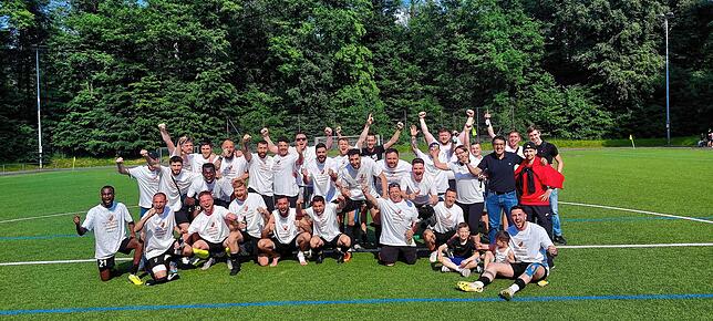 Spieler, Fans und Funktionäre des BC Konstanz-Egg feierten gemeinsam den Aufstieg in die Bezirksliga.