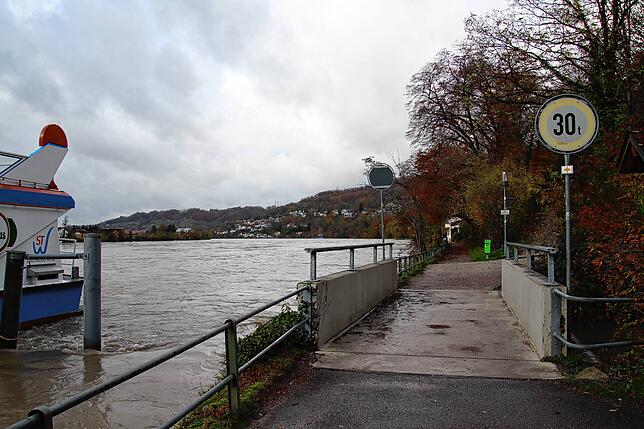 Der Rhein in Waldshut führt Hochwasser.