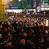 Zehntausende Menschen haben bundesweit wie hier in Freiburg gegen die gemeinsame Abstimmung von Union und AfD für eine schärfere ...