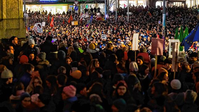 Zehntausende Menschen haben bundesweit wie hier in Freiburg gegen die gemeinsame Abstimmung von Union und AfD für eine schärfere ...