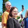 Inselführer Uwe Anker (von links), Magdalena Seitz und Carolin Deggelmann von der Tourist-Info testen die App.