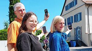Inselführer Uwe Anker (von links), Magdalena Seitz und Carolin Deggelmann von der Tourist-Info testen die App.