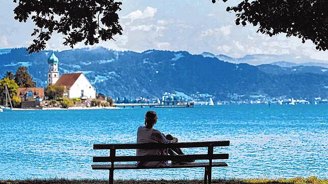Die Aussicht auf die Kirche von Wasserburg. Welche sind eigentlich die Lieblingsorte der Promis am Bodensee? Wir haben nachgefragt.