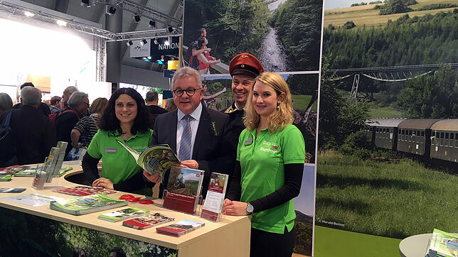 Zu den regelmäßigen Besuchern des Blumberger Stands auf der CMT zählt der Abgeordnete Guido Wolf (Zweiter von links), Landesminister für ...