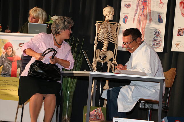 Jammernd: Auch Frau Meier (Manuela Rheiner) klagt dem Doktor (Hubert Rendler) ihre Zipperlein und erklärt, weshalb sie im vorgerückten ...