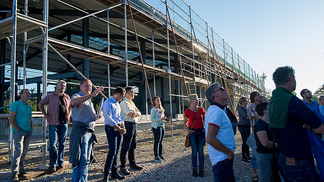 Architekt Alexander Mohr (Dritter von links) führte die Gäste beim Richtfest über die Baustelle und erklärte, welche Funktion die ...