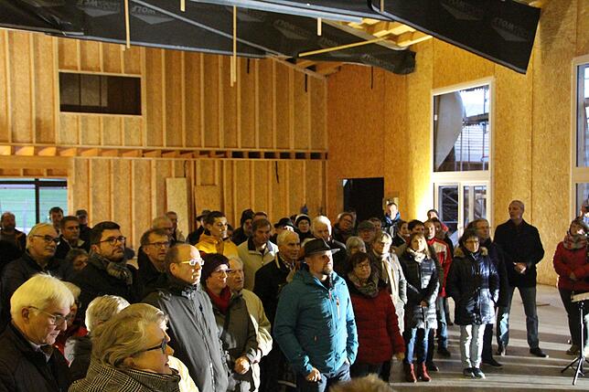 Große ist das Interesse der Grüninger an ihrer Halle. Jetzt wurde das Richtfest in kleinen Rahmen gefeiert, im August soll die Halle ...