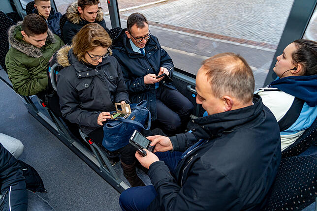 Alle testen das kostenlose WLAN-Angebot im Schnellbus zwischen Hüfingen und Blumberg.