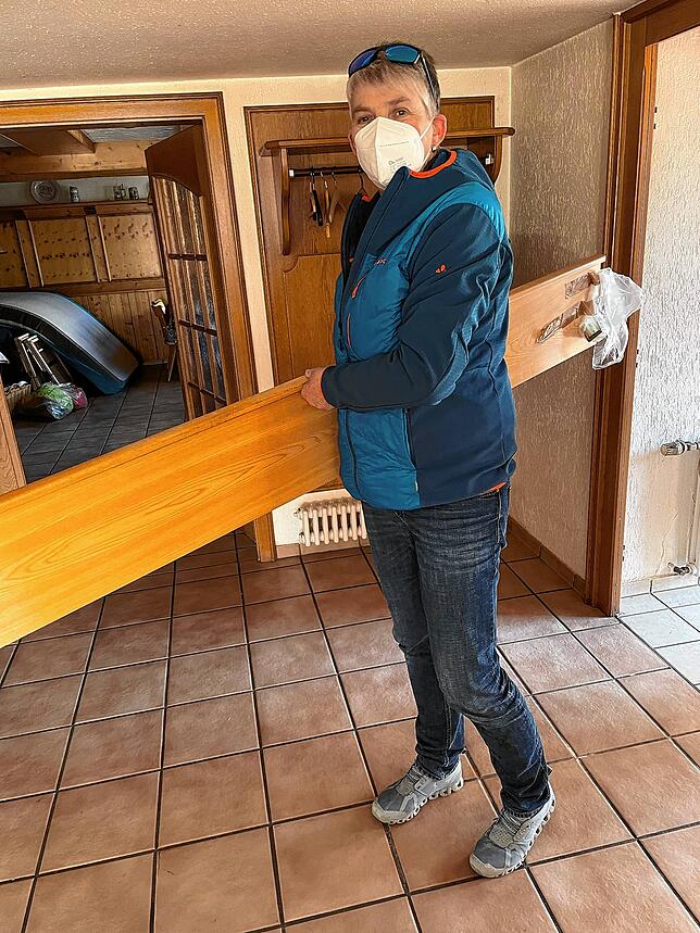Sumpfohrens Ortsvorsteherin Ancilla Batsching packt ebenfalls tatkräftig mit an.
