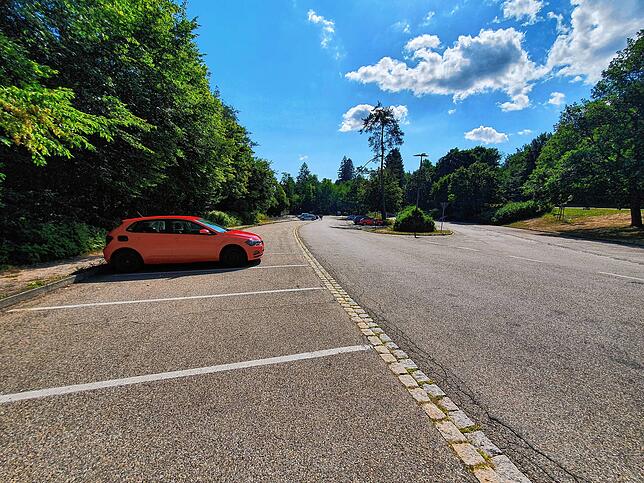 Immer wieder fragen sich Bürger ob leerer Parkplätze am Kneippbad, so wie hier am Montag am späten Vormittag um 11 Uhr. Der Betreiber ...