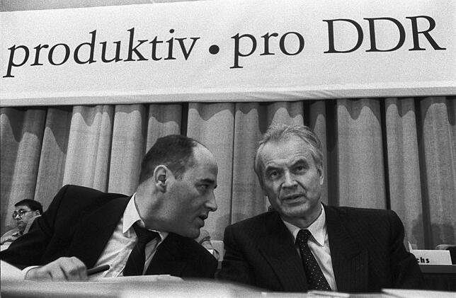 1990 auf dem ersten Parteitag der PDS: Der damalige Parteivorsitzende Gregor Gysi (l) mit dem Vorsitzenden des DDR-Ministerrates, Hans ...