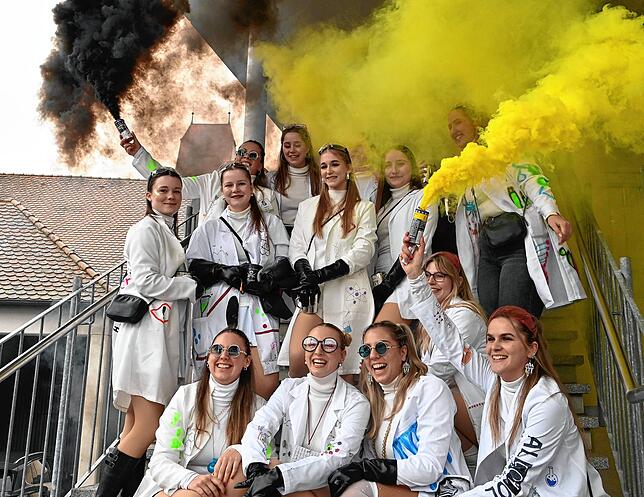 Bild 6: Schmotziger Fasnet in Hagnau: Flamingos, Cowboys und Matrosen feiern ausgelassen!