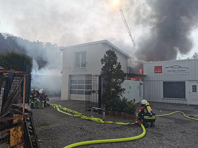Die Feuerwehr im Einsatz. Die verwinkelte Lage vor Ort habe das Löschen erschwert.