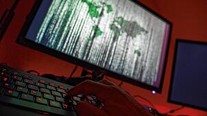 (Symbolbild) Bereits am 5. April konnten Beamte einen damals 52-Jährigen festnehmen, dem schwere Straftaten im digitalen Raum ...