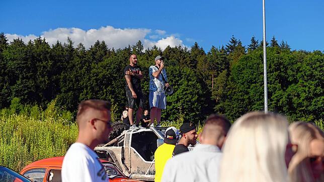 Mateusz Ostrozny und Lukas Bernardi begrüßen die Anwesenden und weisen sie auf die Verhaltensregeln hin, die auch außerhalb des ...