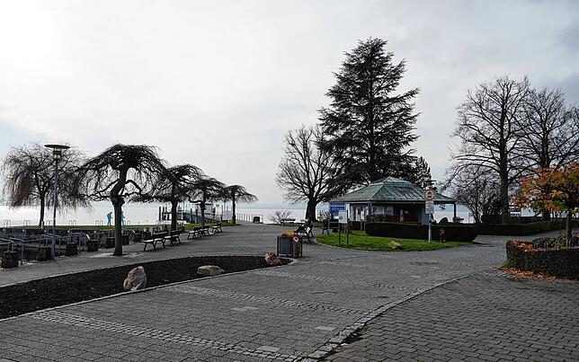 Das gesamte Gebiet an der Schiffsanlegestelle soll saniert werden: der Westhafen (links), das Sanitärhäuschen (Mitte), der Spielplatz ...