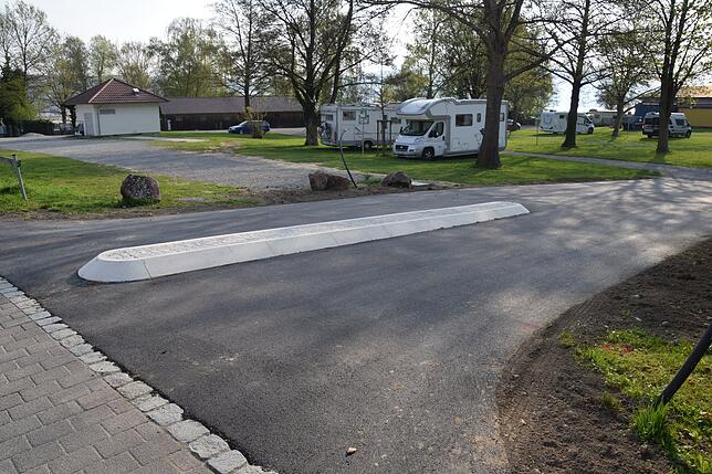 Die Zufahrt zum Parkplatz am Strandbad Bodman ist für das Parkleitsystem umgebaut.