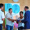 Polizeipräsident Uwe Stürmer (links) und Landrat Lothar Wölfle (rechts) zeichnen Frank Bergner und Siglinde Kinzler mit dem Preis für ...