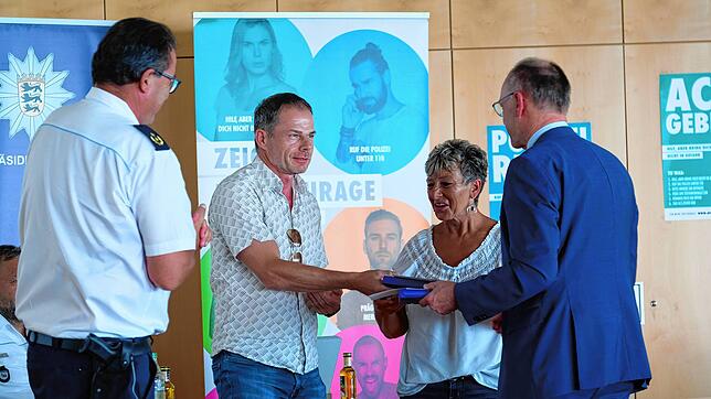 Polizeipräsident Uwe Stürmer (links) und Landrat Lothar Wölfle (rechts) zeichnen Frank Bergner und Siglinde Kinzler mit dem Preis für ...