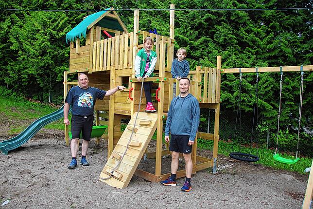 Neu am Badesee Eggingen ist der Kinderspielturm. Außerdem lädt der Spielplatz mit neuem Sand ein, für das Spielzeug wurden große ...