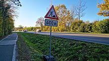 Ein Baustellenschild an der B31 bei Immenstaad weist auf Arbeiten am Radweg hin. Bis hier die Bagger für den Ausbau der Bundesstraße ...