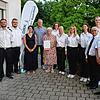 Vorstandsmitglieder und anwesende Geehrte des DRK Ortsvereins nehmen ihr neu ernanntes Ehrenmitglied Liselotte Deufel in ihre Mitte (von ...