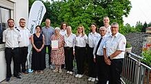 Vorstandsmitglieder und anwesende Geehrte des DRK Ortsvereins nehmen ihr neu ernanntes Ehrenmitglied Liselotte Deufel in ihre Mitte (von ...