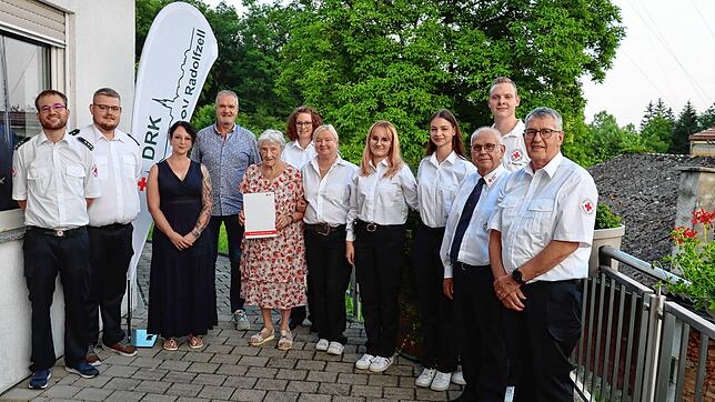 Vorstandsmitglieder und anwesende Geehrte des DRK Ortsvereins nehmen ihr neu ernanntes Ehrenmitglied Liselotte Deufel in ihre Mitte (von ...