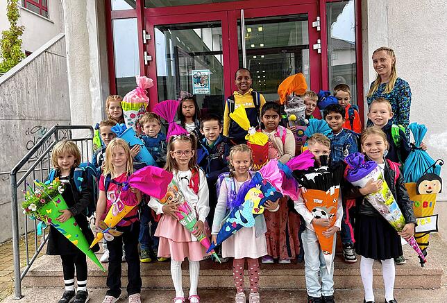 Die Eulenklasse der Ratoldusschule in Radolfzell startet mit strahlenden Gesichtern und mit ihrer Lehrerin Annika Salzmann in die Schulzeit.