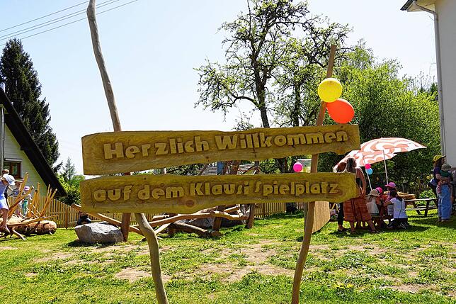 Frei Sicht herrscht vom Klausenhof Areal auf den gegenüberliegenden neuen Spielplatz und nach hinten ist er komplett eingefriedet.