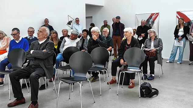 Etliche Personen verfolgen in Thalheim die Laudatio von Werner Meyer, dem ehemaligen Leiter der Kunsthalle Göppingen. Ganz vorne sitzt ...