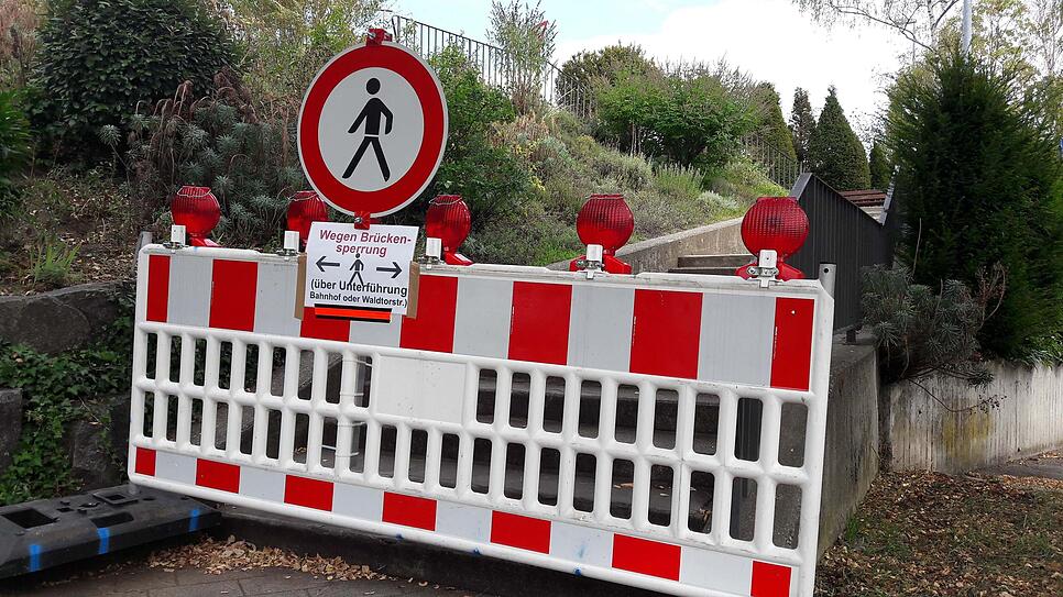 Der Aufgang zur Kolpingbrücke vom Kornhausparkplatz ist wegen der Brückensanierung gesperrt.
