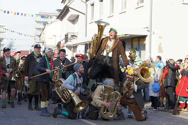 Übermütig wie immer bauten auch die Taldorfer Musikanten eine Pyramide und diesmal ging es sogar gut.