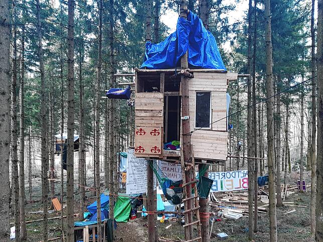 Die Klima-Aktivisten übernachten meist in den Baumhäusern – auch wenn es kalt werden kann.