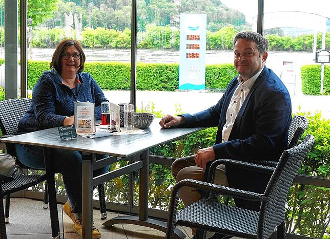 Mit Blick auf den Rhein: Waldshut-Tiengens Bürgermeister Joachim Baumert und seine Ehefrau Sabine Baumert haben sich für Pfingstmontag ...