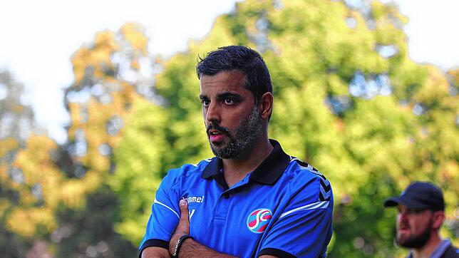 Serdar Yalcinkaya, Trainer des SC Konstanz-Wollmatingen, feiert mit seiner Mannschaft einen 8:0-Auswärtssieg gegen den SV Worblingen.