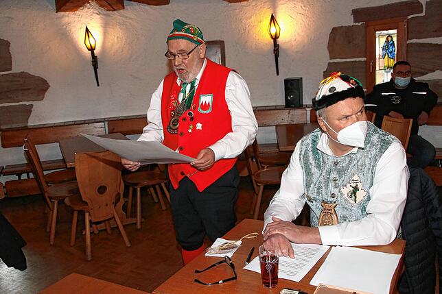 VSAN-Vertreter Albert Ebner (links) verlieh Zunftmitglied Bettina Himmelsbach in Abwesenheit den Hochrhein-Verdienstorden.