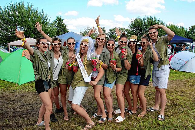 Auf der Campingwiese tummelt sich beim Summerty ein buntes Völkchen und versprüht gute Laune.