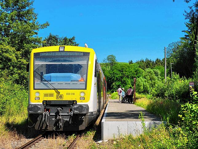 Die DB Regio setzt modernisierte Züge im neuen, gelb-weißen Landes-Design ein, die mit WLAN, großen Fahrradabteilen und Klimaanlage noch ...