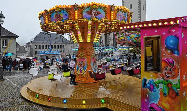 Auch in diesem Jahr können die kleinen Besucher im Karussell ihre Runden auf dem Marktplatz drehen.