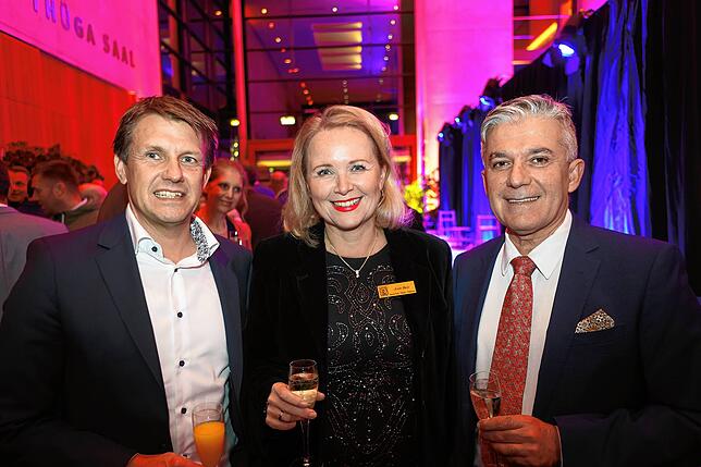 Alexander Endlich (links) ist noch bis zum Sommer Chef der Sparkasse Hegau-Bodensee, hier mit Juliane und Aram Bani von der ...