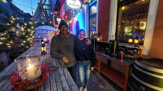 Chef Hubertus Reiber und seine Lebensgefährtin Diana Steiner: rechts die Tische, auf denen Glühwein, Glühpunsch und Bauerbratwürste ...