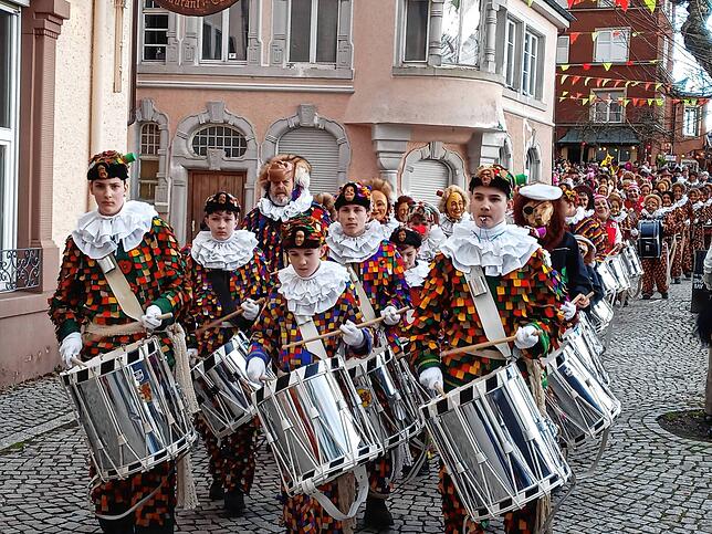 Mit den Trommeln geht es durch die Stadt: Die Tambouren begleiten die Salmanlandung musikalisch.